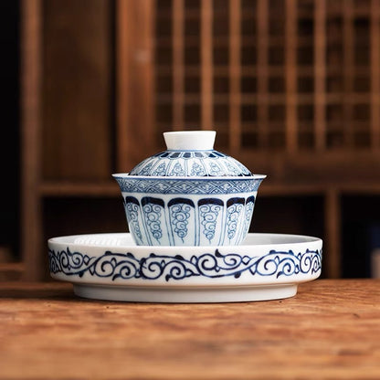 Die blau-weiße Porzellan-Gaiwan mit Scrollmuster und Teetasse