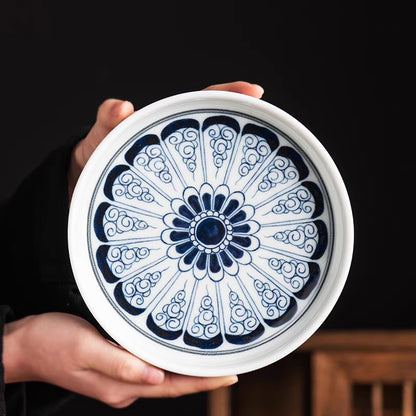 Die blau-weiße Porzellan-Gaiwan mit Scrollmuster und Teetasse