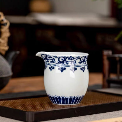 Jingdezhen blau-weißes Porzellan mit Lotusrankenmuster-Gerechtigkeitsbecher