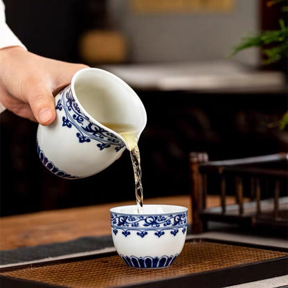 Jingdezhen blau-weißes Porzellan mit Lotusrankenmuster-Gerechtigkeitsbecher