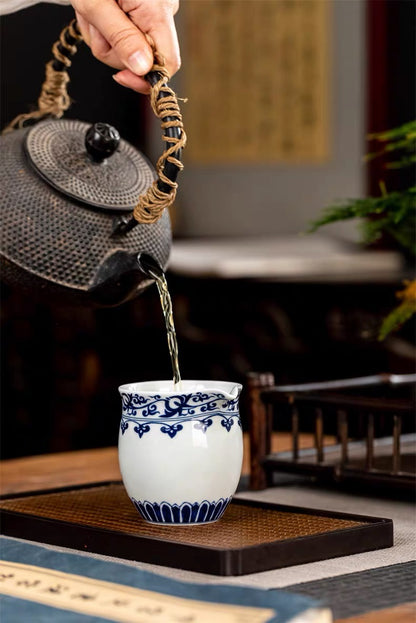 Jingdezhen blau-weißes Porzellan mit Lotusrankenmuster-Gerechtigkeitsbecher