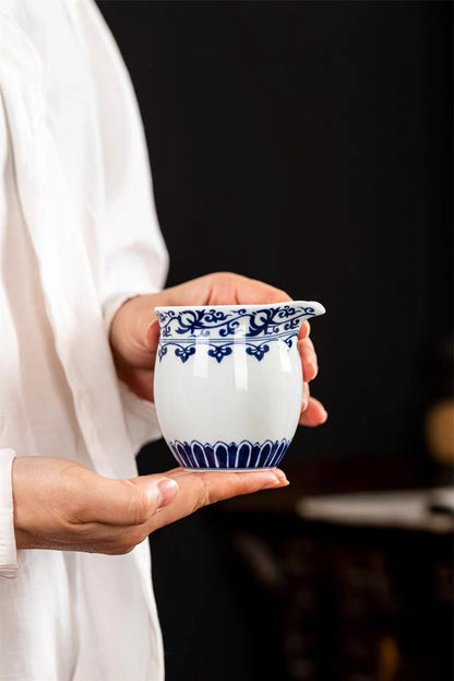 Jingdezhen blau-weißes Porzellan mit Lotusrankenmuster-Gerechtigkeitsbecher