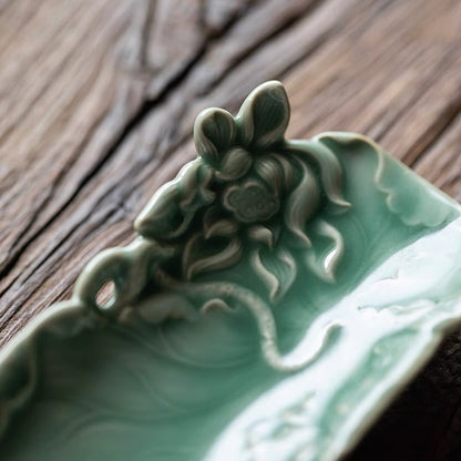 Support à thé en céladon de Longquan, motif lotus sculpté à la main