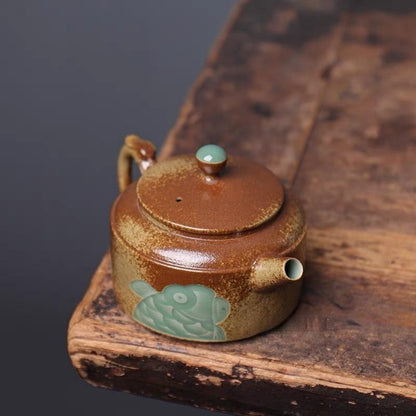 Longquan-Celadon-Teekanne in Pflaumengrün mit Pflanzenaschelasiert