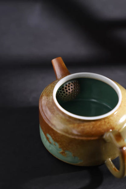 Longquan-Celadon-Teekanne in Pflaumengrün mit Pflanzenaschelasiert