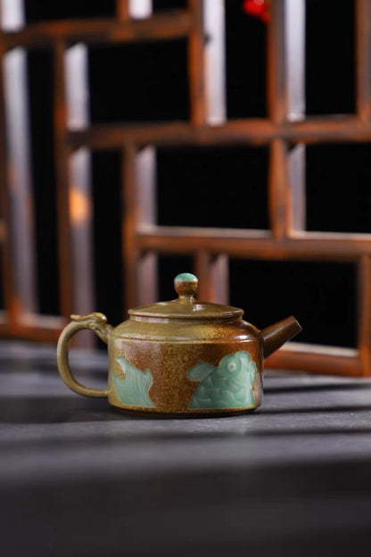 Longquan-Celadon-Teekanne in Pflaumengrün mit Pflanzenaschelasiert