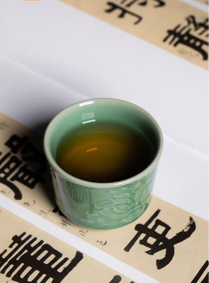 Longquan Celadon Martialischer Löwe Design Handgeschnitzte Gastgeber Teetasse