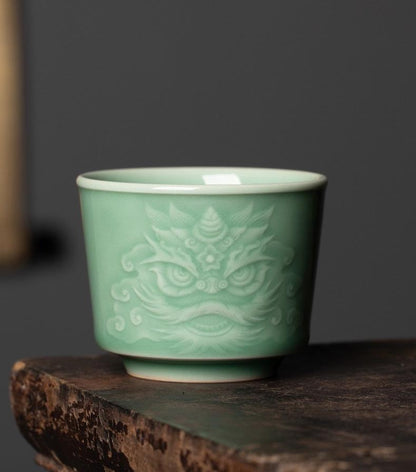 Longquan Celadon Martialischer Löwe Design Handgeschnitzte Gastgeber Teetasse