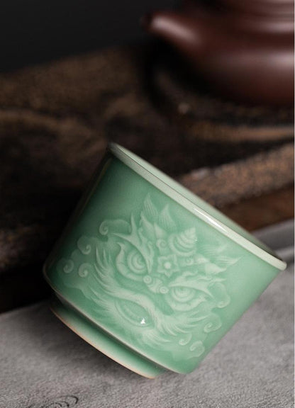Longquan Celadon Martialischer Löwe Design Handgeschnitzte Gastgeber Teetasse