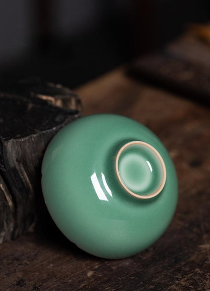 Longquan Celadon Teetasse mit handgeschnitztem Pflaumenblütenmuster