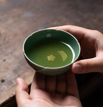 Longquan Celadon Teetasse mit handgeschnitztem Pflaumenblütenmuster