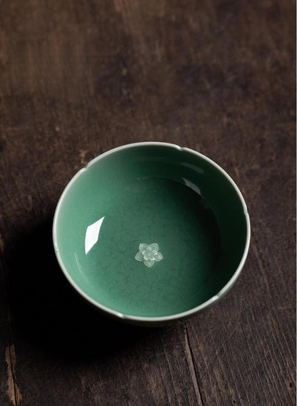 Longquan Celadon Teetasse mit handgeschnitztem Pflaumenblütenmuster