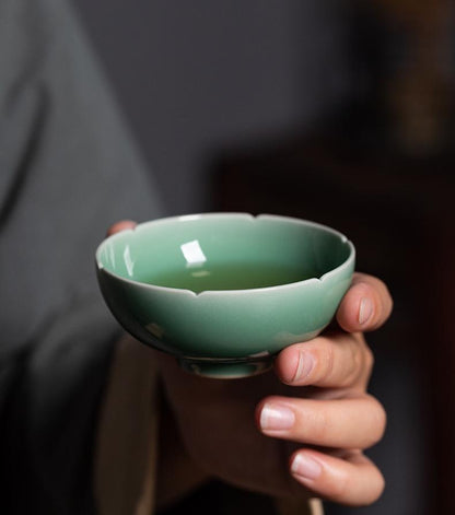 Longquan Celadon Teetasse mit handgeschnitztem Pflaumenblütenmuster