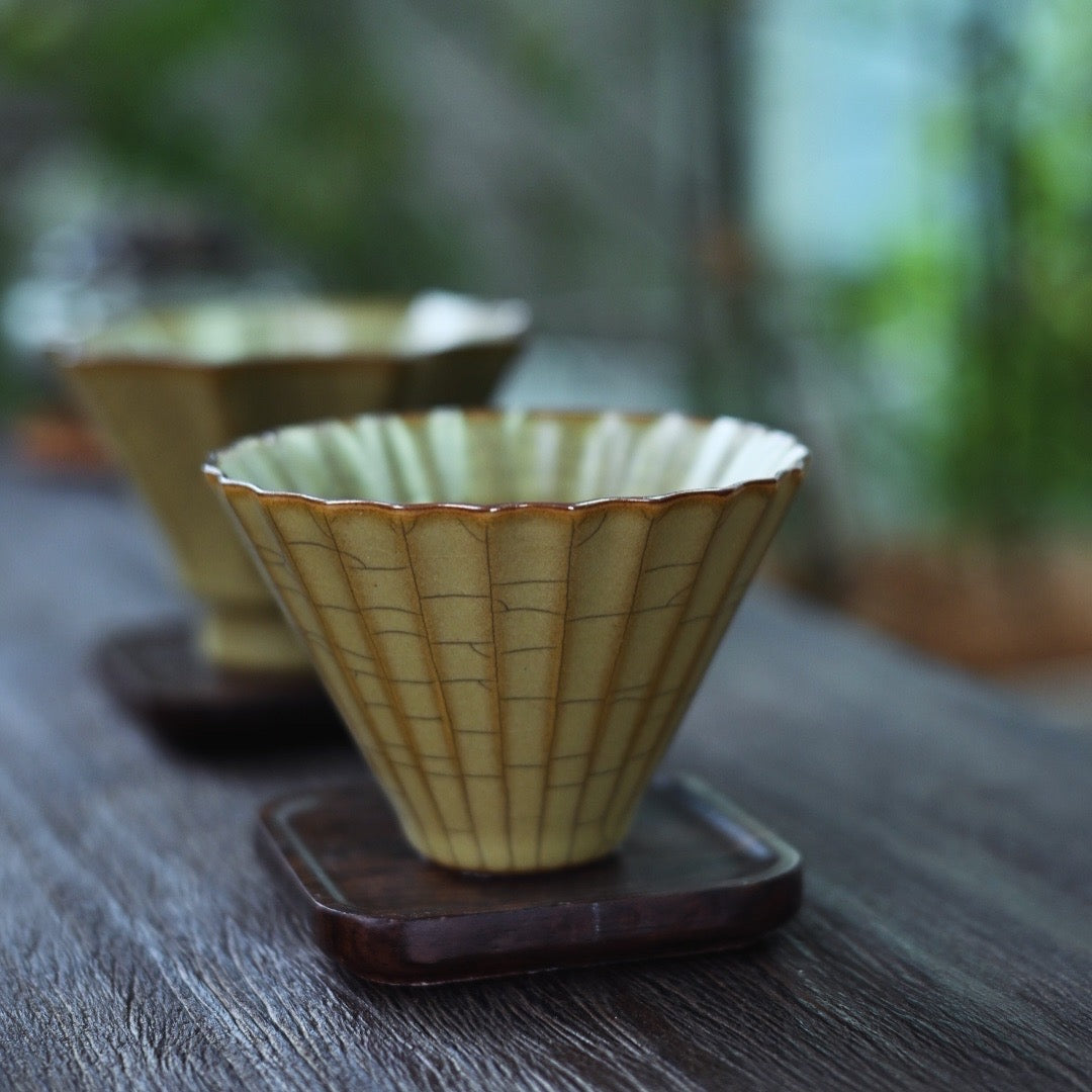 Longquan Celadon – Ge Kiln Daisy Host Tea Cup