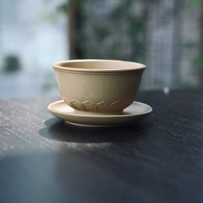 Tasse de maître en argile violette Zisha de Yixing sculptée motif Baoxiang avec sous-verre