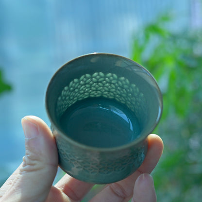 Longquan Celadon Handgefertigte Unterglasur Hohlschnitzerei Teetasse (Linglong Teetasse)