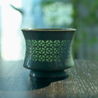 Longquan Celadon Handgefertigte Unterglasur Hohlschnitzerei Teetasse (Linglong Teetasse)