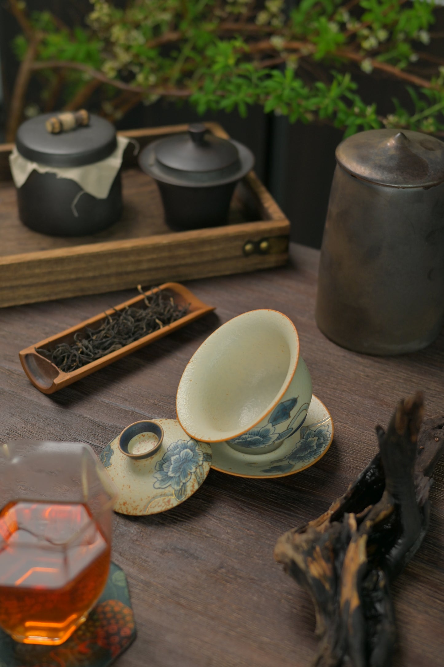 Old Clay Blue-and-White Volcanic Stone Style Caramel Glaze Gaiwan with Hand-Painted Peony Design