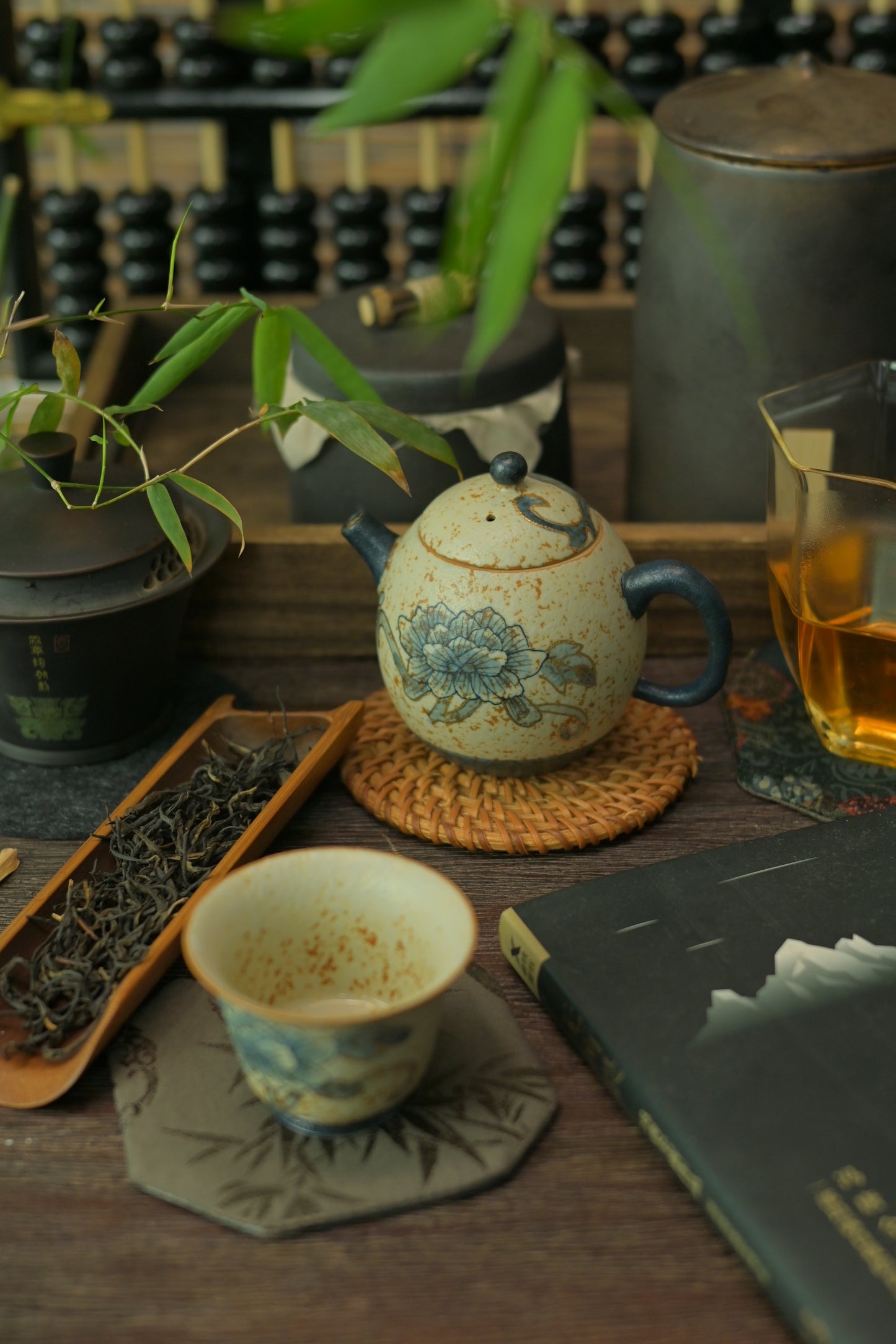 Old Clay Blue-and-White Volcanic Stone Caramel Glaze Tea Cup (45ml) with Hand-Painted Flora Design