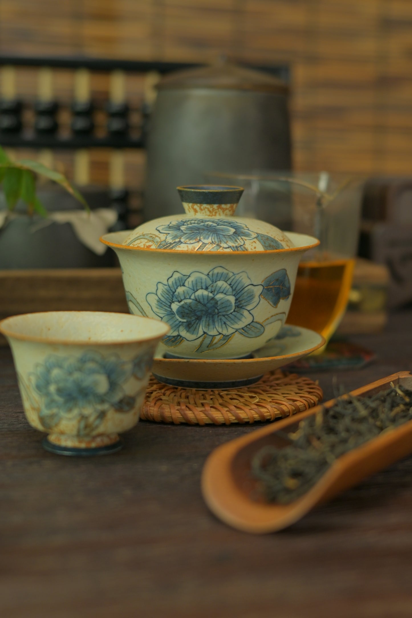 Old Clay Blue-and-White Volcanic Stone Style Caramel Glaze Gaiwan with Hand-Painted Peony Design