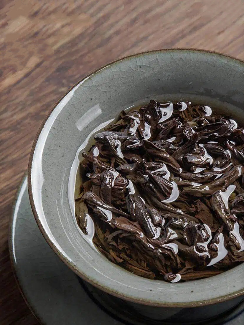 Handpicked 2025 Wuyi Mountain Da Hong Pao Oolong showcasing smooth texture and complex aroma.