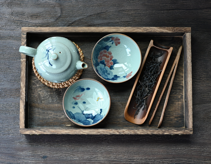 Tasse à thé Jingdezhen en porcelaine bleue et blanche peinte à la main avec motifs de lotus sous couverte.