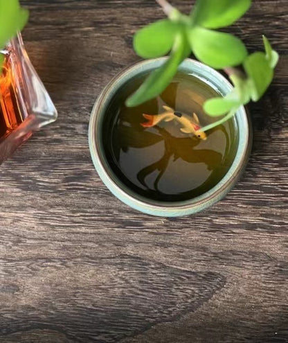Longquan-Seladon Ge-Brennofen pflaumengrüne "Kleiner Fisch" Gongfu-Teetasse.