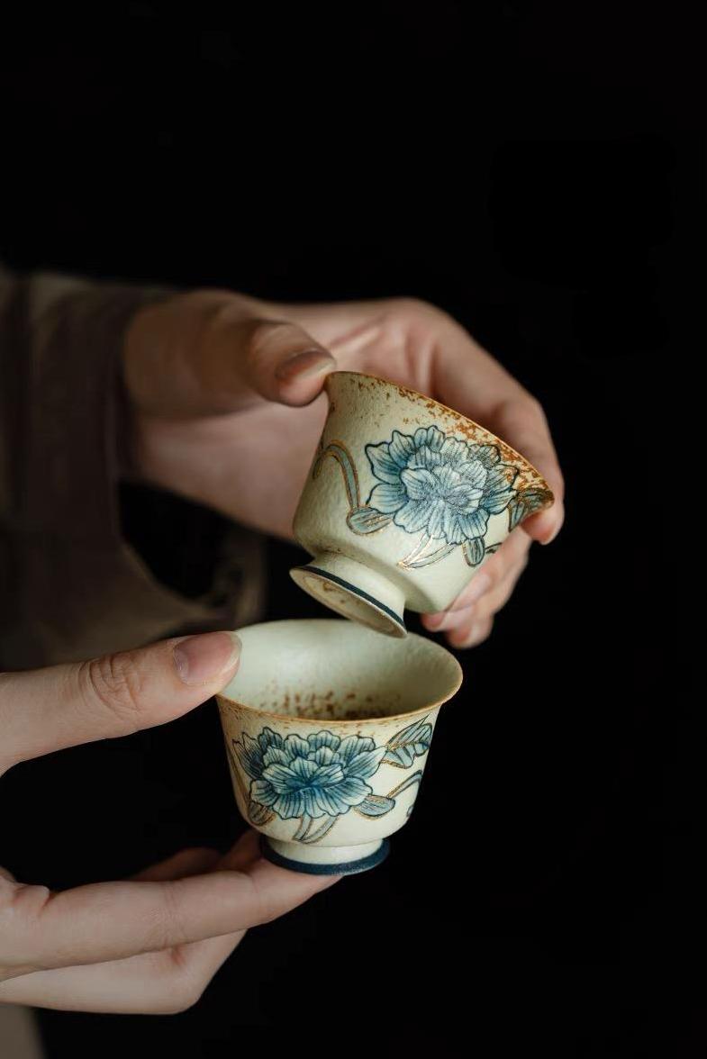 Old Clay Blue-and-White Volcanic Stone Caramel Glaze Tea Cup (45ml) with Hand-Painted Flora Design