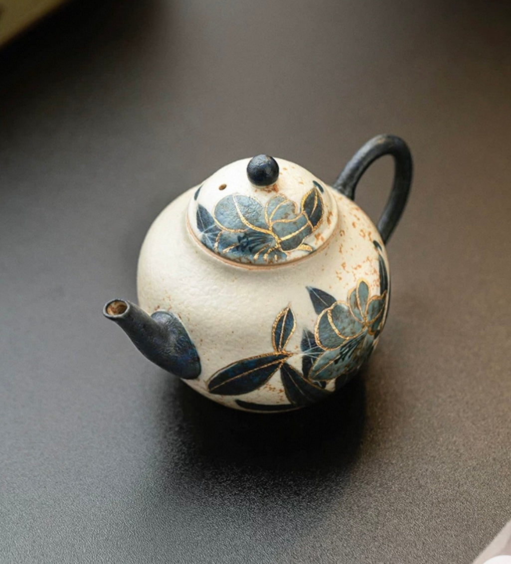 Old Clay Blue-and-White Volcanic Stone Style Caramel Glaze Gaiwan with Hand-Painted Daffodils Design