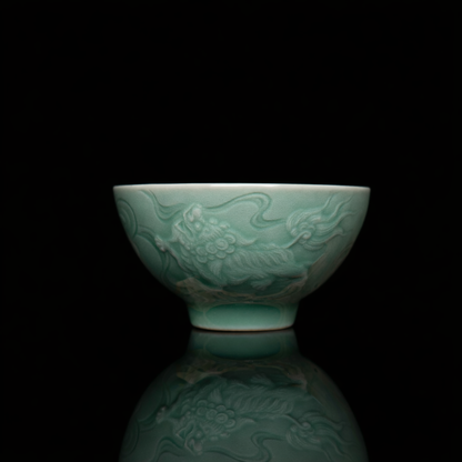 Longquan-Celadon-Teetasse „Löwe spielt mit Ball“, pflaumengrün, 100 ml