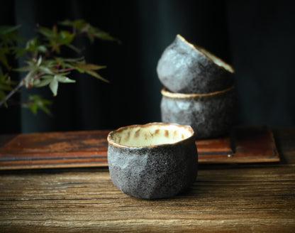 Tasse à thé rétro en poterie texturée brute wabi-sabi faite à la main