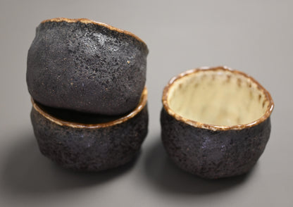 Tasse à thé rétro en poterie texturée brute wabi-sabi faite à la main