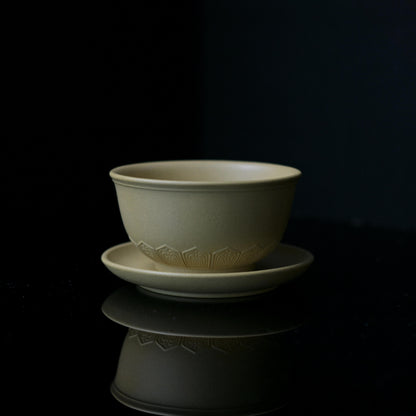 Tasse de maître en argile violette Zisha de Yixing sculptée motif Baoxiang avec sous-verre
