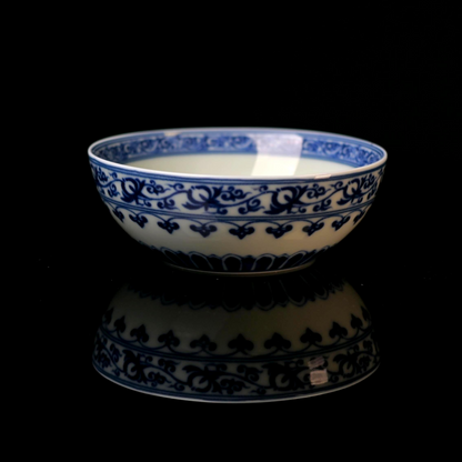 Blau-weiße Unterglasur-Porzellantasse mit Rankenlotos-Dekor für Puerh-Tee