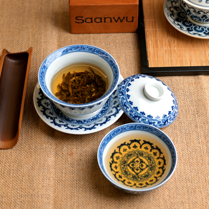 Blau-weiße Unterglasur-Porzellantasse mit Rankenlotos-Dekor für Puerh-Tee