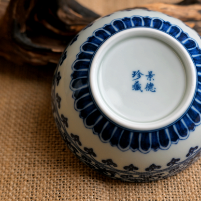 Blau-weiße Unterglasur-Porzellantasse mit Rankenlotos-Dekor für Puerh-Tee