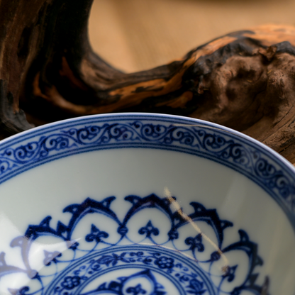 Blau-weiße Unterglasur-Porzellantasse mit Rankenlotos-Dekor für Puerh-Tee