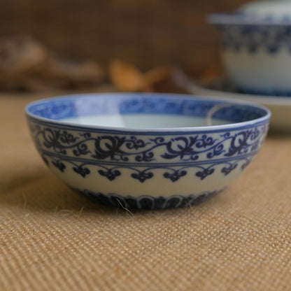 Blau-weiße Unterglasur-Porzellantasse mit Rankenlotos-Dekor für Puerh-Tee