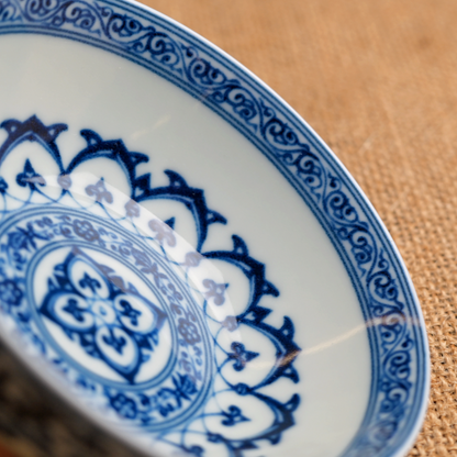 Blau-weiße Unterglasur-Porzellantasse mit Rankenlotos-Dekor für Puerh-Tee