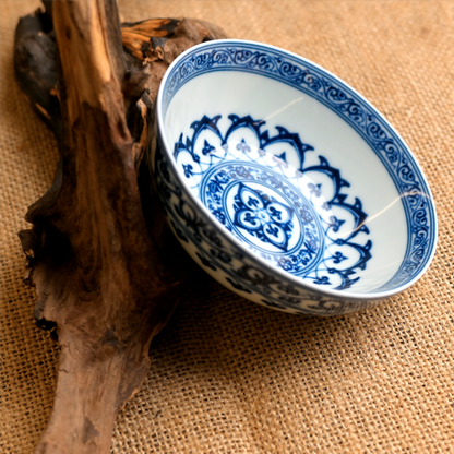 Blau-weiße Unterglasur-Porzellantasse mit Rankenlotos-Dekor für Puerh-Tee