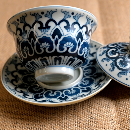 Der blau-weiß verzierte Lotus-Gaiwan, Jingdezhen Qinghua Teeschale