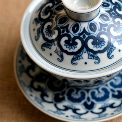 Der blau-weiß verzierte Lotus-Gaiwan, Jingdezhen Qinghua Teeschale
