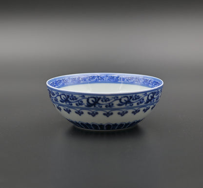 Blau-weiße Unterglasur-Porzellantasse mit Rankenlotos-Dekor für Puerh-Tee