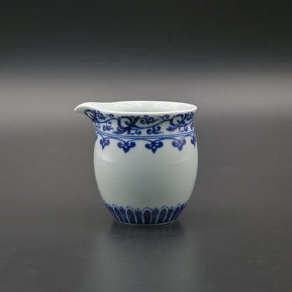 Jingdezhen blau-weißes Porzellan mit Lotusrankenmuster-Gerechtigkeitsbecher