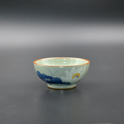 Tasse à thé Jingdezhen en porcelaine bleue et blanche peinte à la main avec motifs de lotus sous couverte.