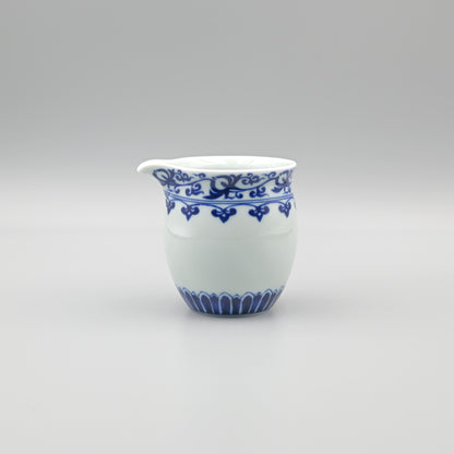 Jingdezhen blau-weißes Porzellan mit Lotusrankenmuster-Gerechtigkeitsbecher