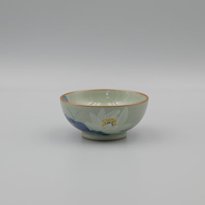 Tasse à thé Jingdezhen en porcelaine bleue et blanche peinte à la main avec motifs de lotus sous couverte.