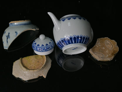 Jingdezhen Teekanne mit blau-weißem Lotusrankenmuster