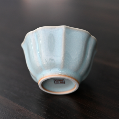 Ru-Ware Teetasse mit Lotusblütenkelch
