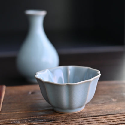 Ru-Ware Teetasse mit Lotusblütenkelch